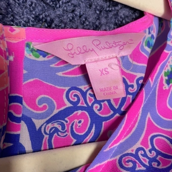 𝅺LILLY Pulitzer Iona Shell Top Silk XS Behind the Gates engineered print - Picture 3 of 5